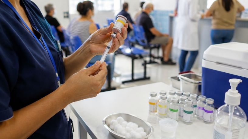 Vacinação em Caraguatatuba avança e reforça combate à dengue, influenza e febre amarela