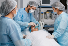 Equipe médica monitora paciente durante procedimento ambulatorial realizado sob sedação
