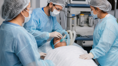 Equipe médica monitora paciente durante procedimento ambulatorial realizado sob sedação