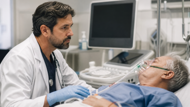 Médico acompanha paciente durante procedimento ambulatorial em ambiente hospitalar, sem textos ou logotipos visíveis