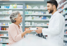 Pessoa idosa recebe medicamento em uma farmácia credenciada