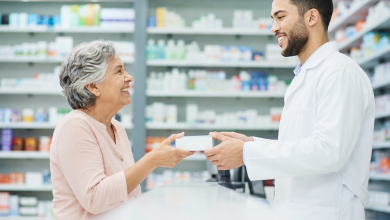 Pessoa idosa recebe medicamento em uma farmácia credenciada