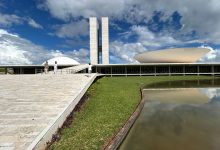 Vista externa do Congresso Nacional do Brasil sob céu claro.