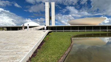 Vista externa do Congresso Nacional do Brasil sob céu claro.