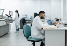 Pesquisadores analisam amostras em um laboratório moderno equipado com tecnologia avançada.