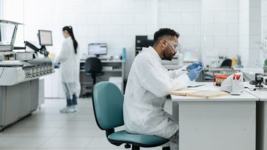 Pesquisadores analisam amostras em um laboratório moderno equipado com tecnologia avançada.