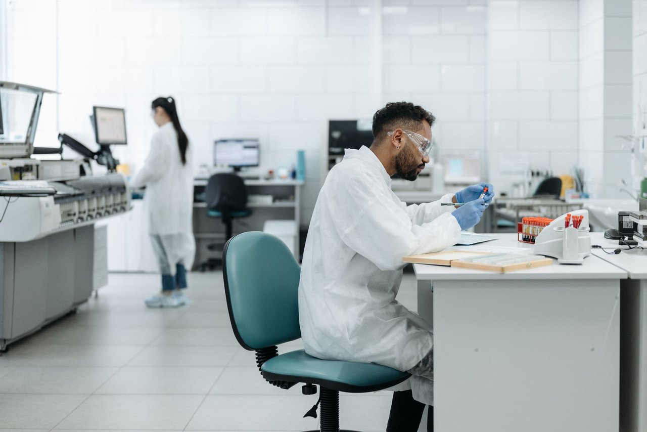 Pesquisadores analisam amostras em um laboratório moderno equipado com tecnologia avançada.